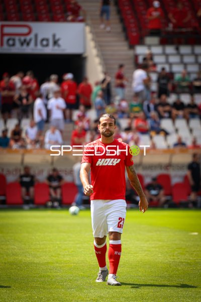 José Enrique Ríos Alonso (#23; Rot-Weiss Essen) auf dem Rasen