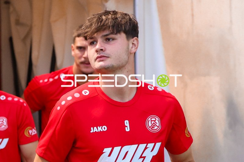 Jaka Cuber Potocnik (#9; Rot-Weiss Essen) beim Einlaufen in Essen