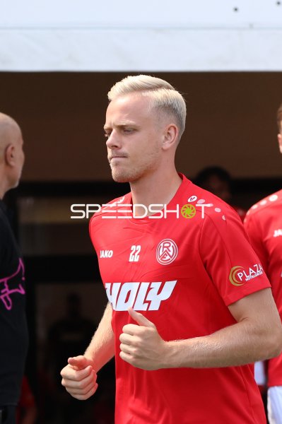 Spieler #22 von Rot-Weiss Essen beim Einlaufen ins Stadion