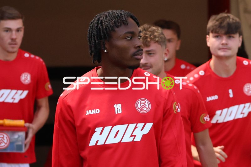 Dickson Abiama (#18; Rot-Weiss Essen) beim Einlaufen ins Stadion an der Hafenstraße