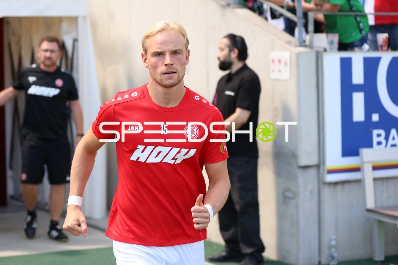 Ben Hüning (#15; Rot-Weiss Essen) beim Einlaufen ins Stadion