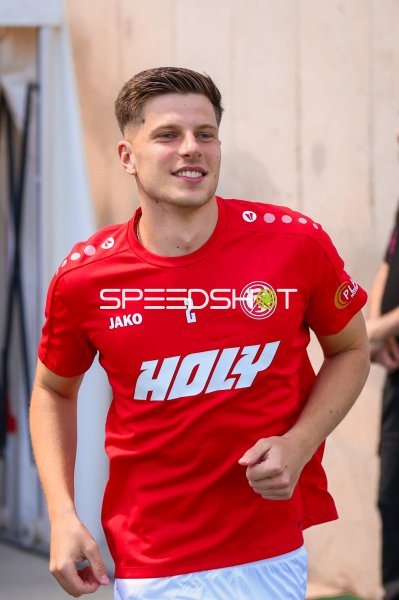 Michael Kostka (#2; Rot-Weiss Essen) läuft lächelnd ein