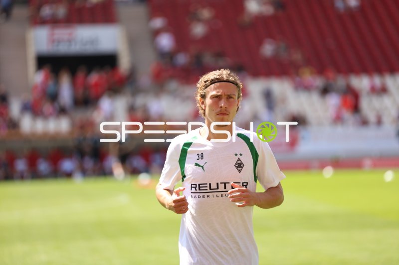 Spieler (#38; Borussia Mönchengladbach) beim Aufwärmen in Essen