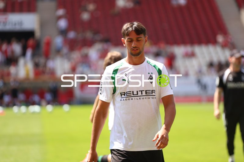 Fabio Chiarodia (#2; Borussia Mönchengladbach) beim Aufwärmen in Essen