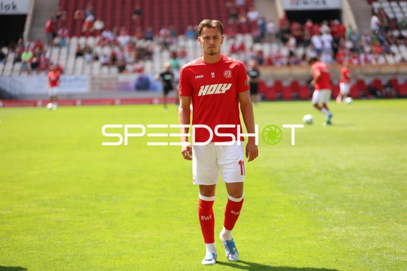 Rot Weiss Essen Spieler (#11) auf dem Rasen im Stadion an der Hafenstraße