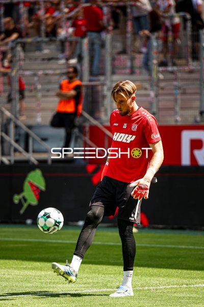 Torwart von Rot-Weiss Essen (#25) beim Aufwärmen mit Ball