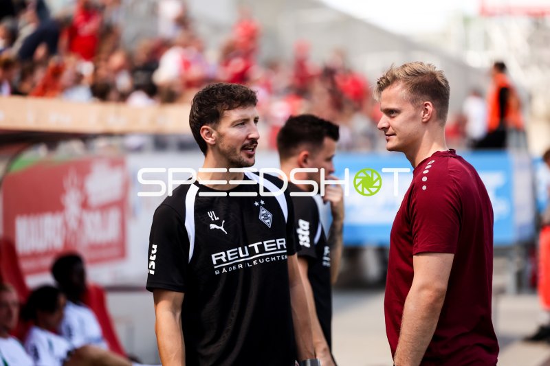 Jakob Golz im Gespräch vor dem Spiel im Stadion an der Hafenstraße