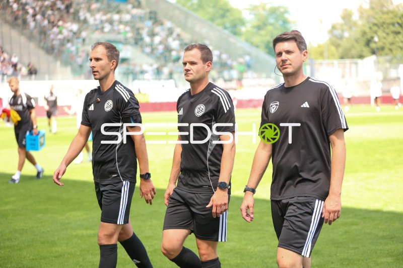 Drei DFB-Schiedsrichter betreten das Spielfeld im Stadion an der Hafenstraße