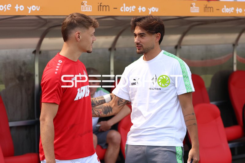 Jannik Hofmann im Gespräch mit Borussia-Mönchengladbach-Spieler