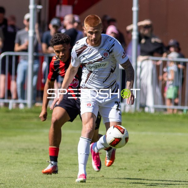 #23 Louis Oppie (FC St. Pauli) im Zweikampf gegen AFC Bournemouth in Saalfelden
