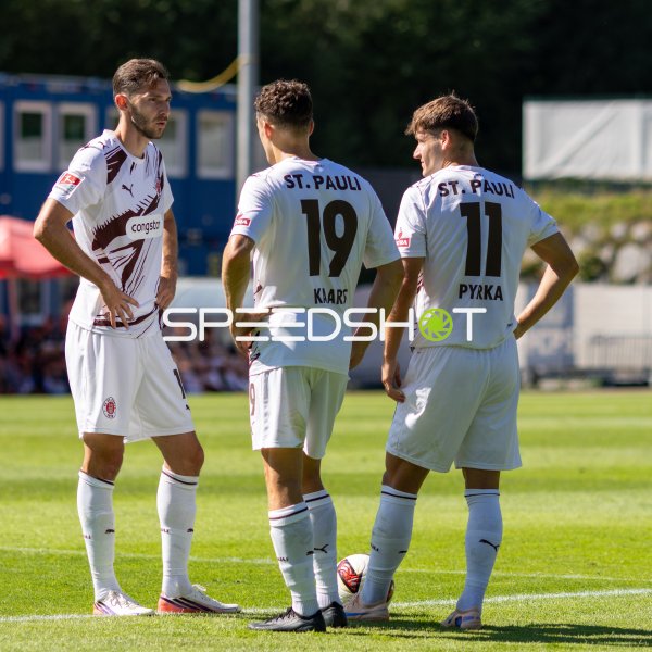 Martijn Kaars (#19; FC St. Pauli) und Arkadiusz Pyrka (#11; FC St. Pauli) zusammen mit #10 Branimir Hrgota (FC St. Pauli) bei Freistoß-Vorbereitung