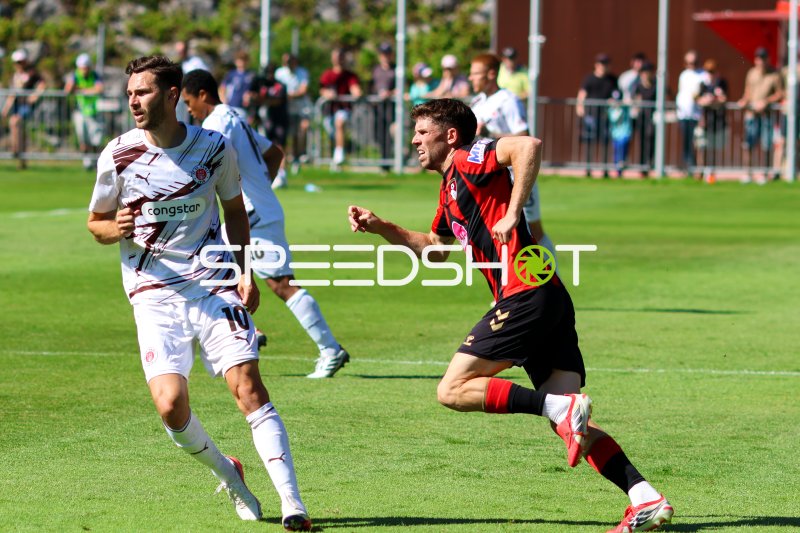 Branimir Hrgota (#10; FC St. Pauli) im Laufduell gegen AFC Bournemouth
