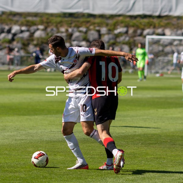 Branimir Hrgota (#10; FC St. Pauli) im Zweikampf gegen Ryan Christie (#10; AFC Bournemouth)
