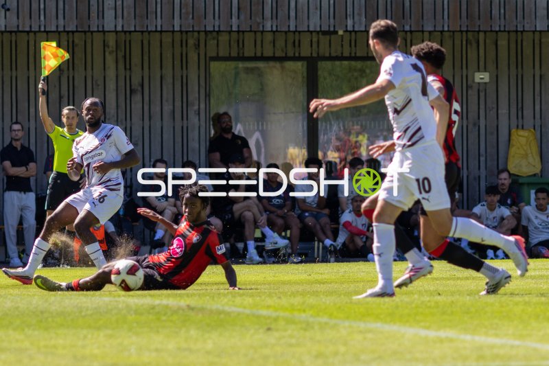 #26 Ricky-Jade Jones (FC St. Pauli) im Abseits, so dass daraus keine Torchance entstehen konnte