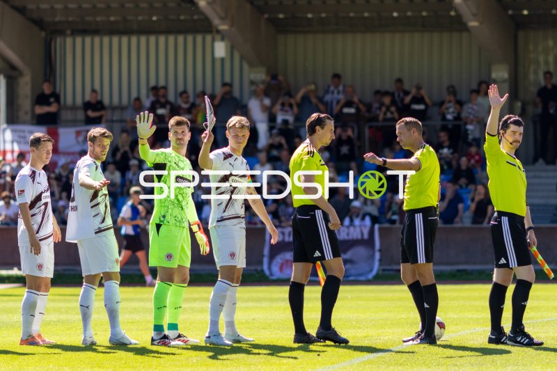 FC St. Pauli beim Münzwurf vor dem Spiel in Saalfelden
