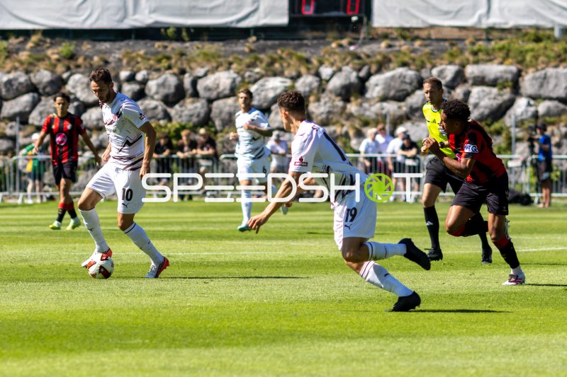 Branimir Hrgota (#10; FC St. Pauli) am Ball gegen AFC Bournemouth