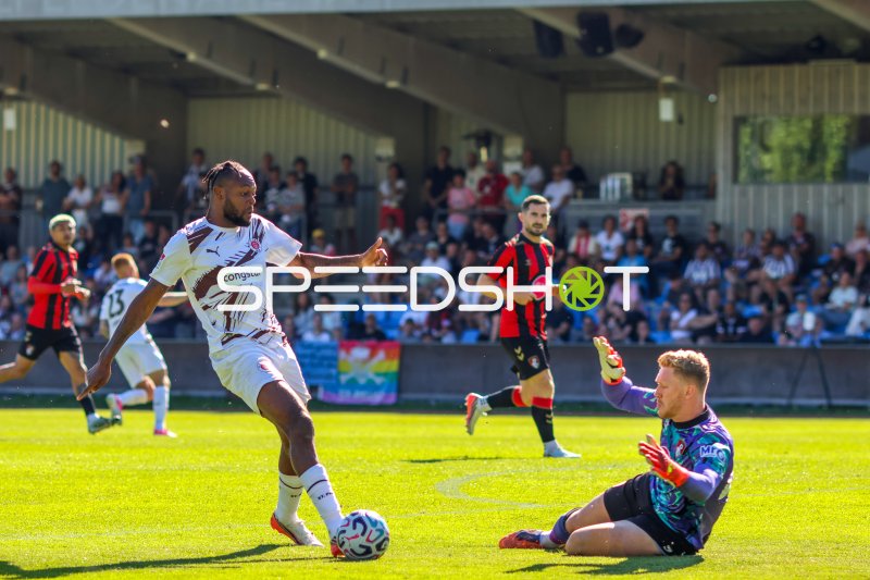 #26 Ricky-Jade Jones (FC St. Pauli) m Eins-gegen-eins gegen AFC Bournemouth Torwart
