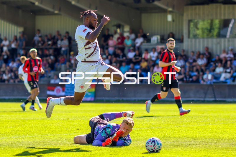 #26 Ricky-Jade Jones (FC St. Pauli) überspringt Bournemouth-Torwart bei Eins-gegen-Eins