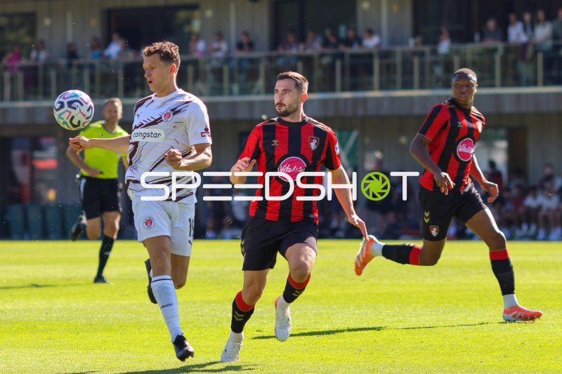 Martijn Kaars ( #19 Martijn Kaars (FC St. Pauli) Zweikampf um den Ball