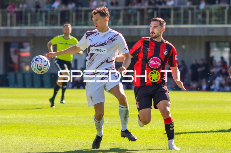 FC St. Pauli gegen AFC Bournemouth im Zweikampf in Saalfelden