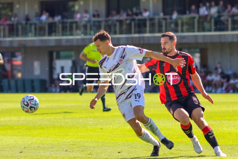 Martijn Kaars (#19; FC St. Pauli) im Zweikampf gegen AFC Bournemouth