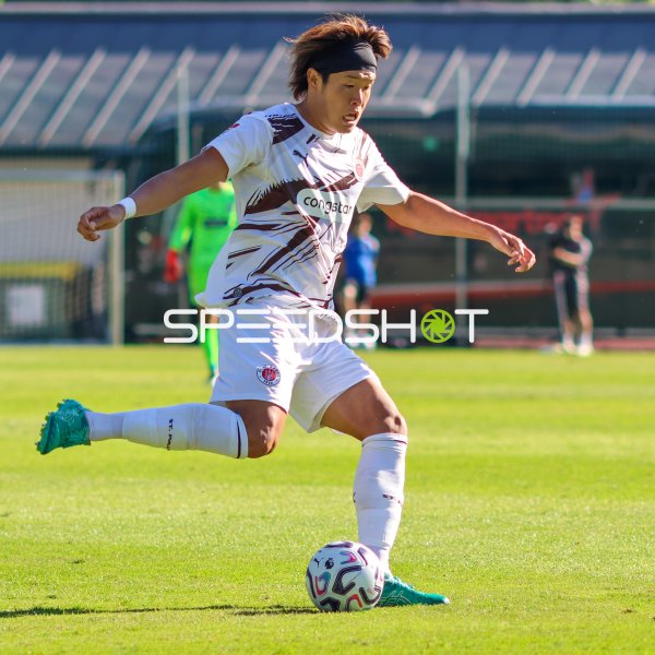 Tomoya Ando ( #15; FC St. Pauli) im Schussmoment beim Testspiel in Saalfelden