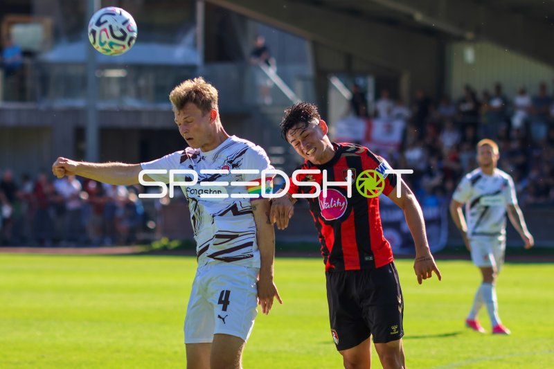 David Nemeth (#4; FC St. Pauli) im Kopfballduell gegen AFC Bournemouth