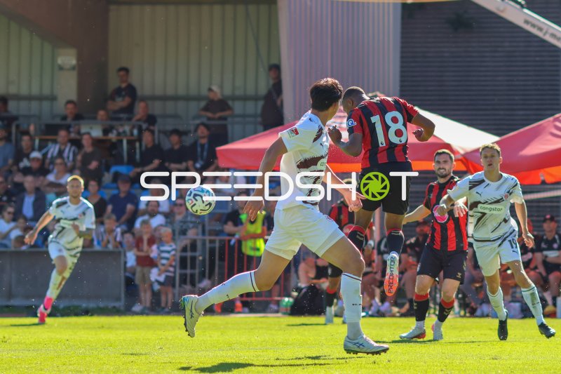Bafodé Dikaté (#18; AFC Bournemouth) im Zweikampf gegenTaichi Hara (#18; FC St. Pauli)