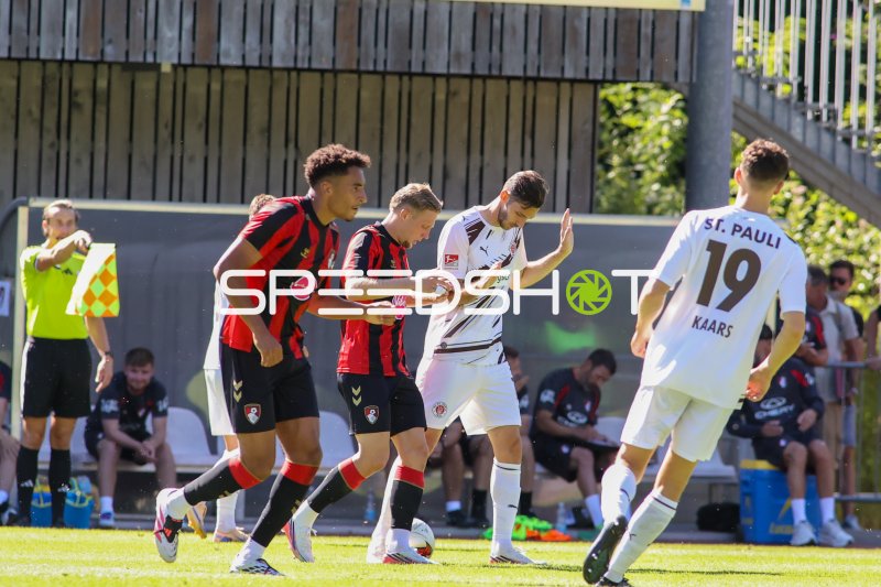 Branimir Hrgota (#10; FC St. Pauli) und Martijn Kaars (#19; FC St. Pauli) im Zweikampf gegen AFC Bournemouth