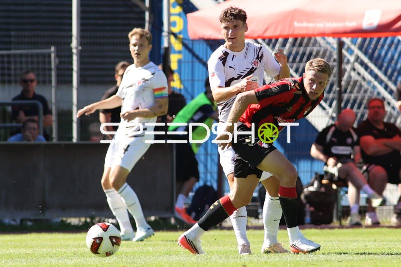 Arkadiusz Pyrka ( #11 FC St. Pauli) im Zweikampf
