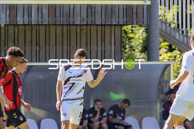 Branimir Hrgota (#10; FC St. Pauli) im Zweikampf gegen AFC Bournemouth