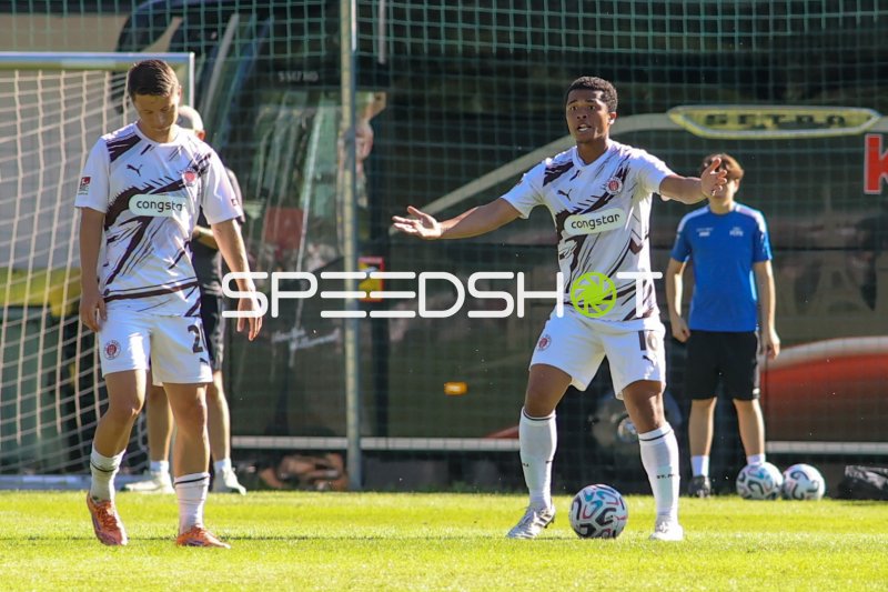 Joel Fujita (#16; FC St. Pauli) gibt Anweisungen beim Testspiel in Saalfelden