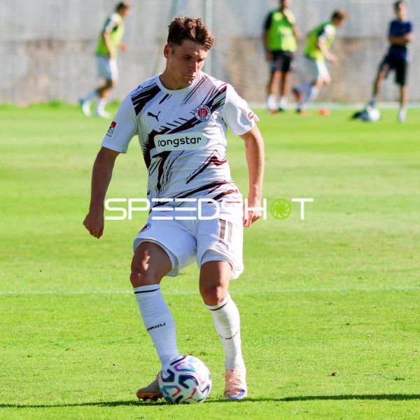 Arkadiusz Pyrka (#11; FC St. Pauli) am Ball in Saalfelden