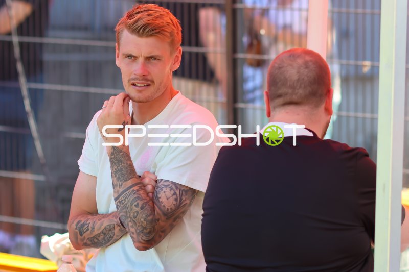 Tattooverzierter Spieler im Gespräch am Spielfeldrand in Saalfelden
