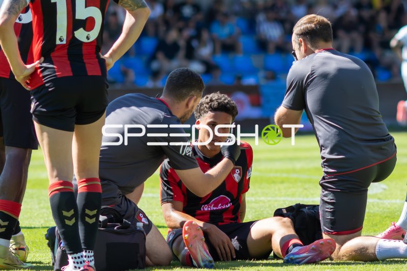 #50 Remy Rees-Dottin (AFC Bournemouth) wird nach Verletzung medizinisch versorgt und kurz darauf ausgewechselt