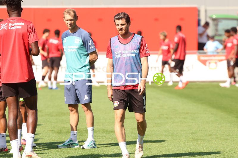 Jonas Hofmann (#7; Bayer 04 Leverkusen) beim Training im Ulrich-Haberland-Stadion