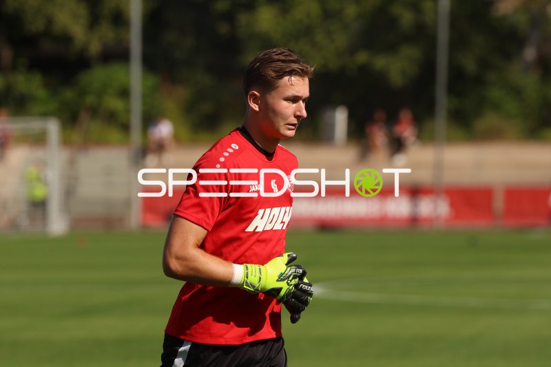 Torwart von Rot-Weiss Essen im Einsatz im Ulrich-Haberland-Stadion