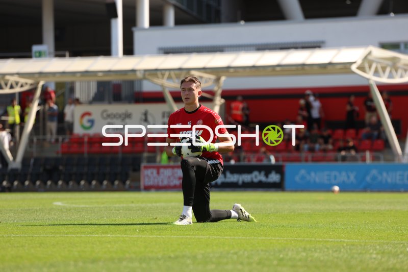 Torwart (#45; Rot-Weiss Essen) kniet mit Ball im Ulrich-Haberland-Stadion