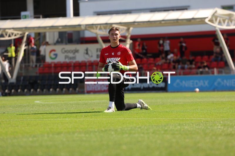 Rot-Weiss Essen Torwart (#45) kniet mit Ball beim Aufwärmen