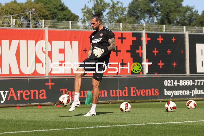 Torwart von Rot-Weiss Essen beim Training im Ulrich-Haberland-Stadion
