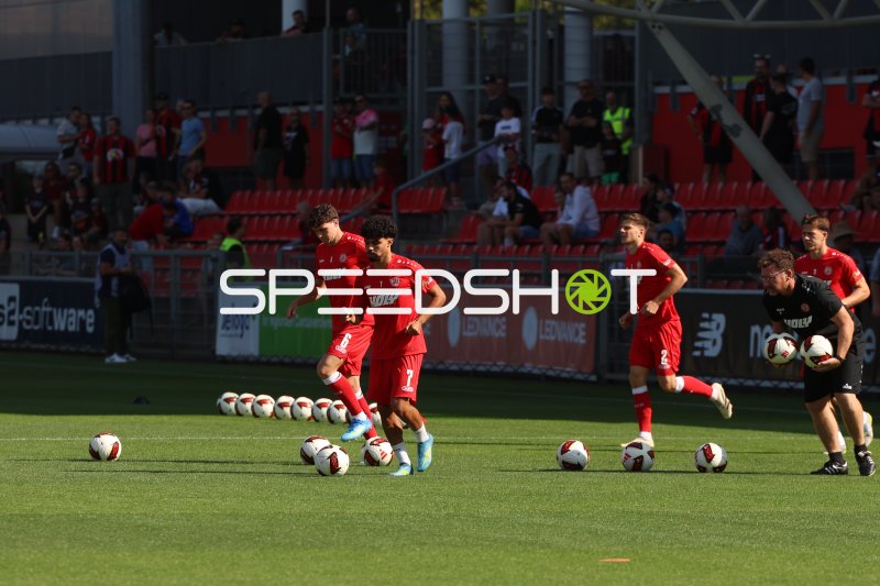 Aiman Dardari (#7) beim Aufwärmen im Stadion