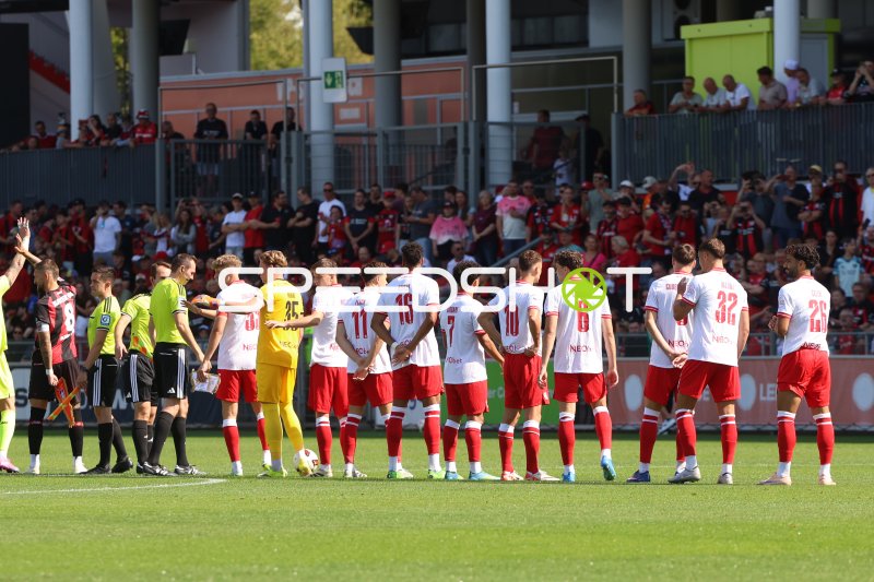Rot-Weiss Essen beim Spielereinlauf im Ulrich-Haberland-Stadion