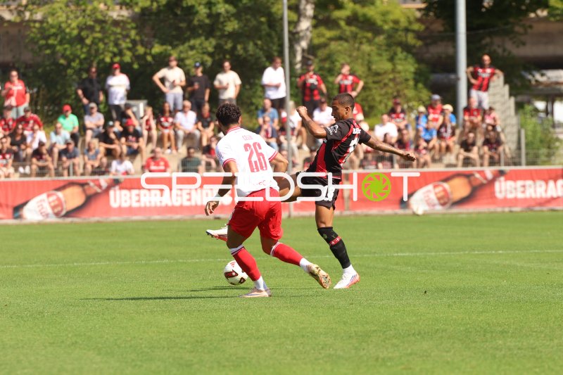 Arthur (#13; Bayer 04 Leverkusen) im Zweikampf gegen Torben Müsel (#26; Rot-Weiss Essen)