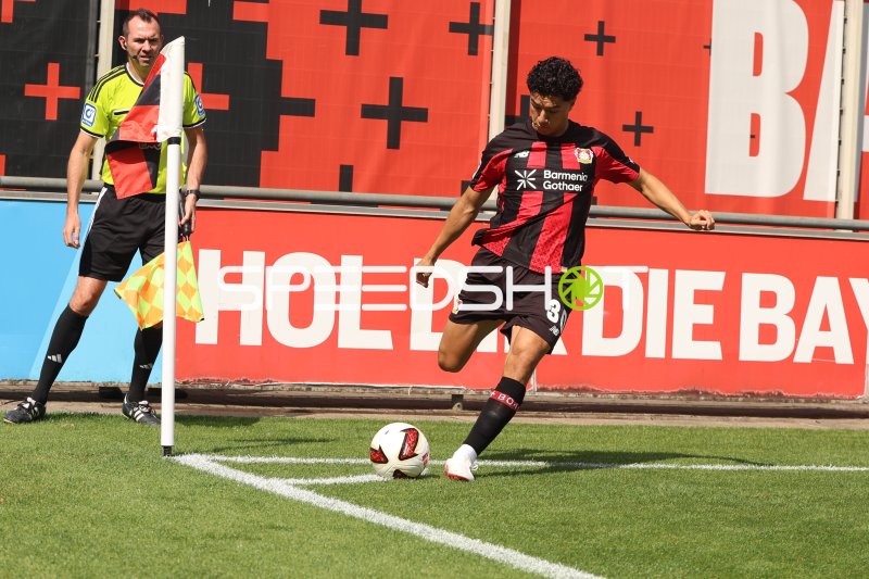 Ibrahim Maza (#30; Bayer 04 Leverkusen) führt Eckball aus