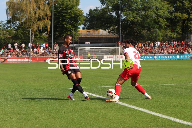 Zweikampf zwischen Bayer 04 Leverkusen und Rot-Weiss Essen im Ulrich-Haberland-Stadion