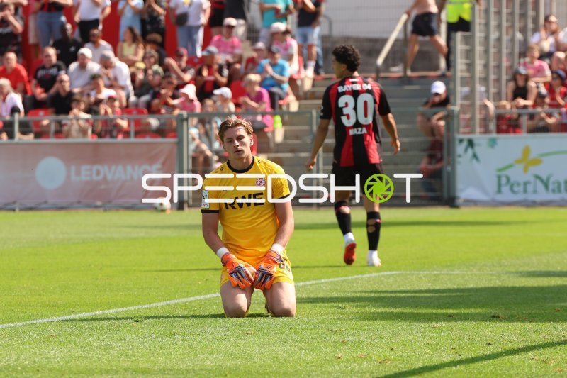 Felix Wienand (Rot-Weiss Essen) niedergeschlagen auf den Knien