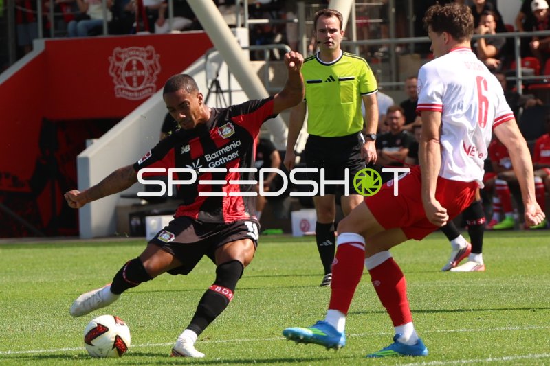 Bayer 04 Leverkusen Spieler (#19; Leverkusen) im Schussversuch gegen Rot-Weiss Essen