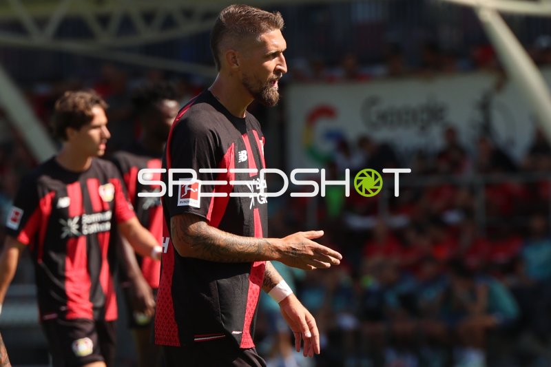 Robert Andrich (#8; Bayer 04 Leverkusen) im Spielgeschehen