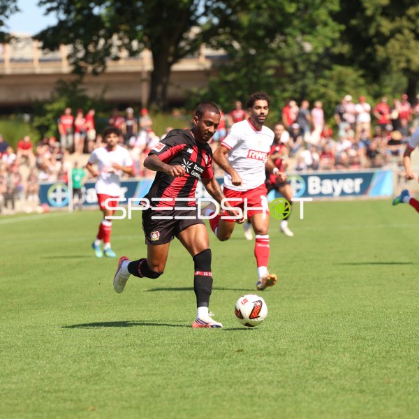 Bayer 04 Leverkusen Spieler im Zweikampf gegen Rot-Weiss Essen