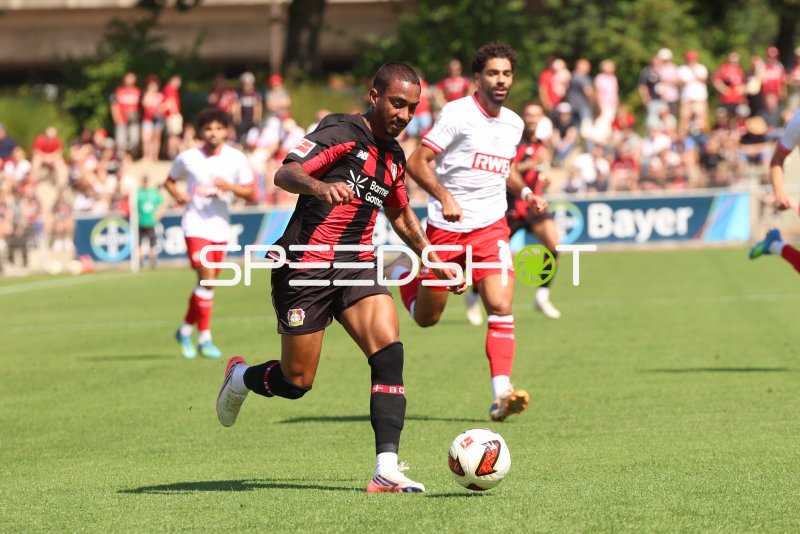 Bayer 04 Leverkusen Spieler im Zweikampf gegen Rot-Weiss Essen